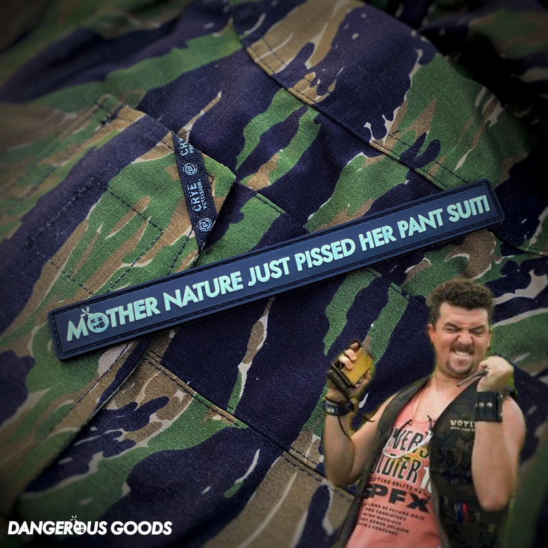 Dangerous Goods®️ « Mère Nature vient d'énerver son tailleur-pantalon » Patch de moral en PVC